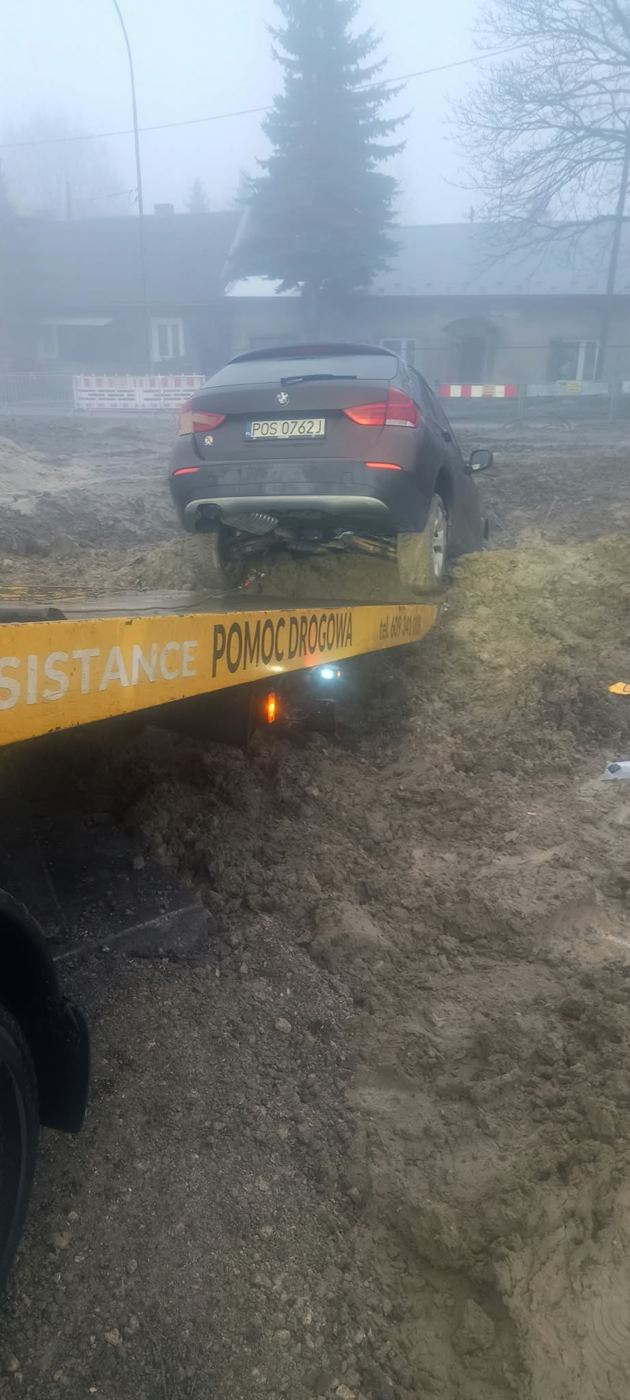 Wyciąganie samochodu BMW z głębokiego błota i rowu Dąbrowa Tarnowska - pomoc drogowa 24h
