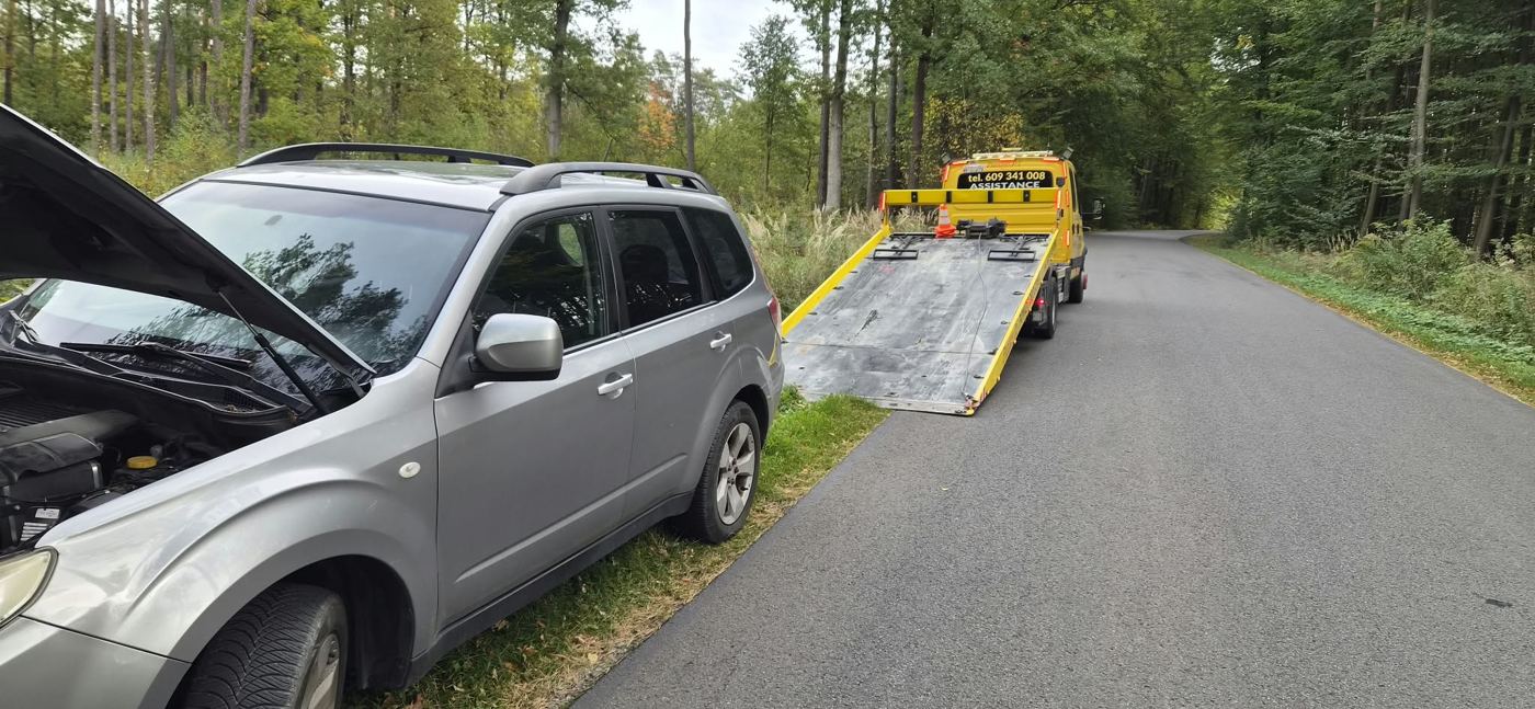 Pomoc drogowa na miejscu awarii i załadunek uszkodzonego SUV-a Subaru na autolawetę